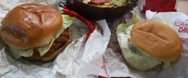 左：Homestyle Chicken Sandwich，右：Jr.